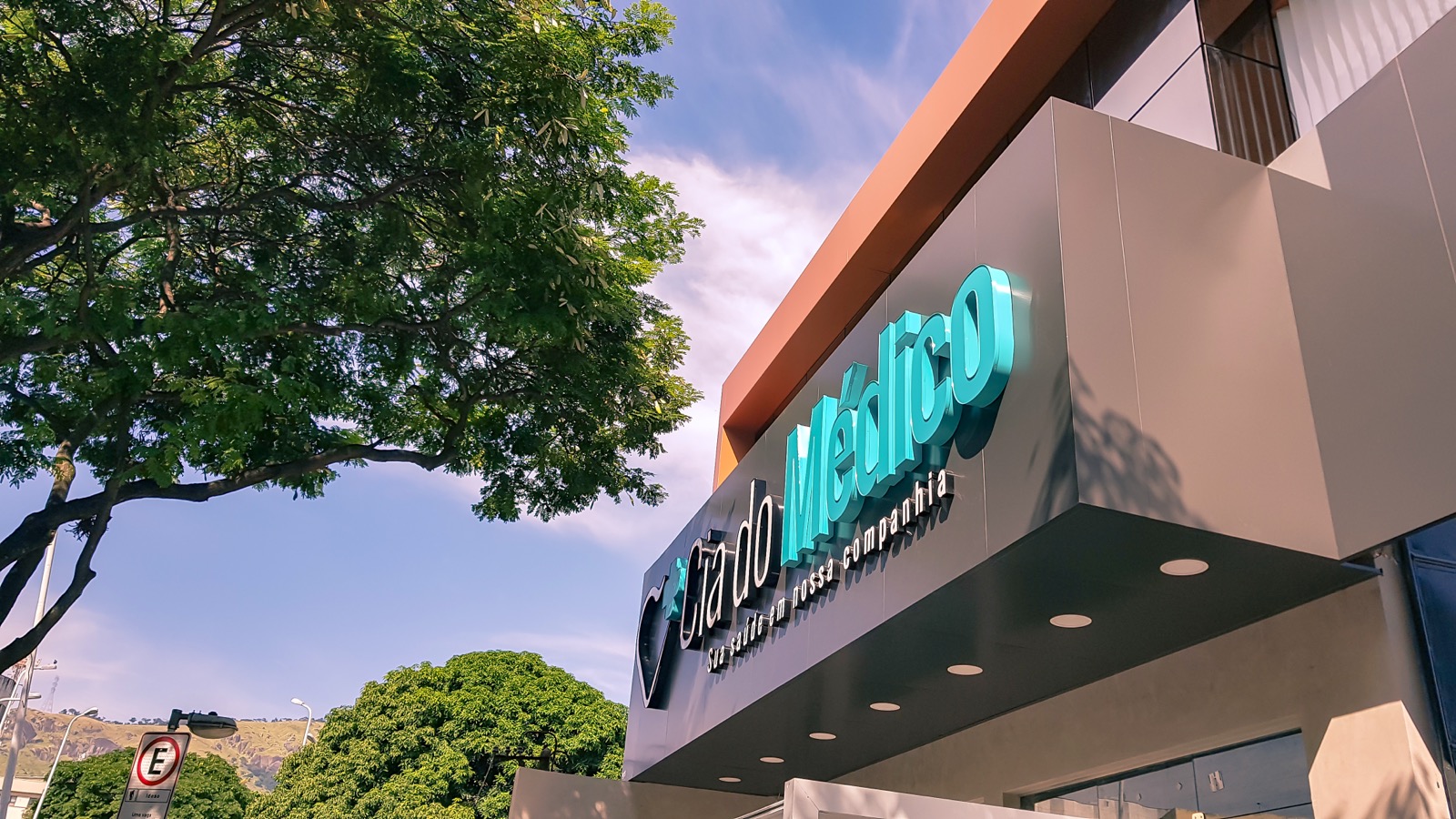 Letreiro caixa instalado na fachada da Cia do Médico — projeto Criart