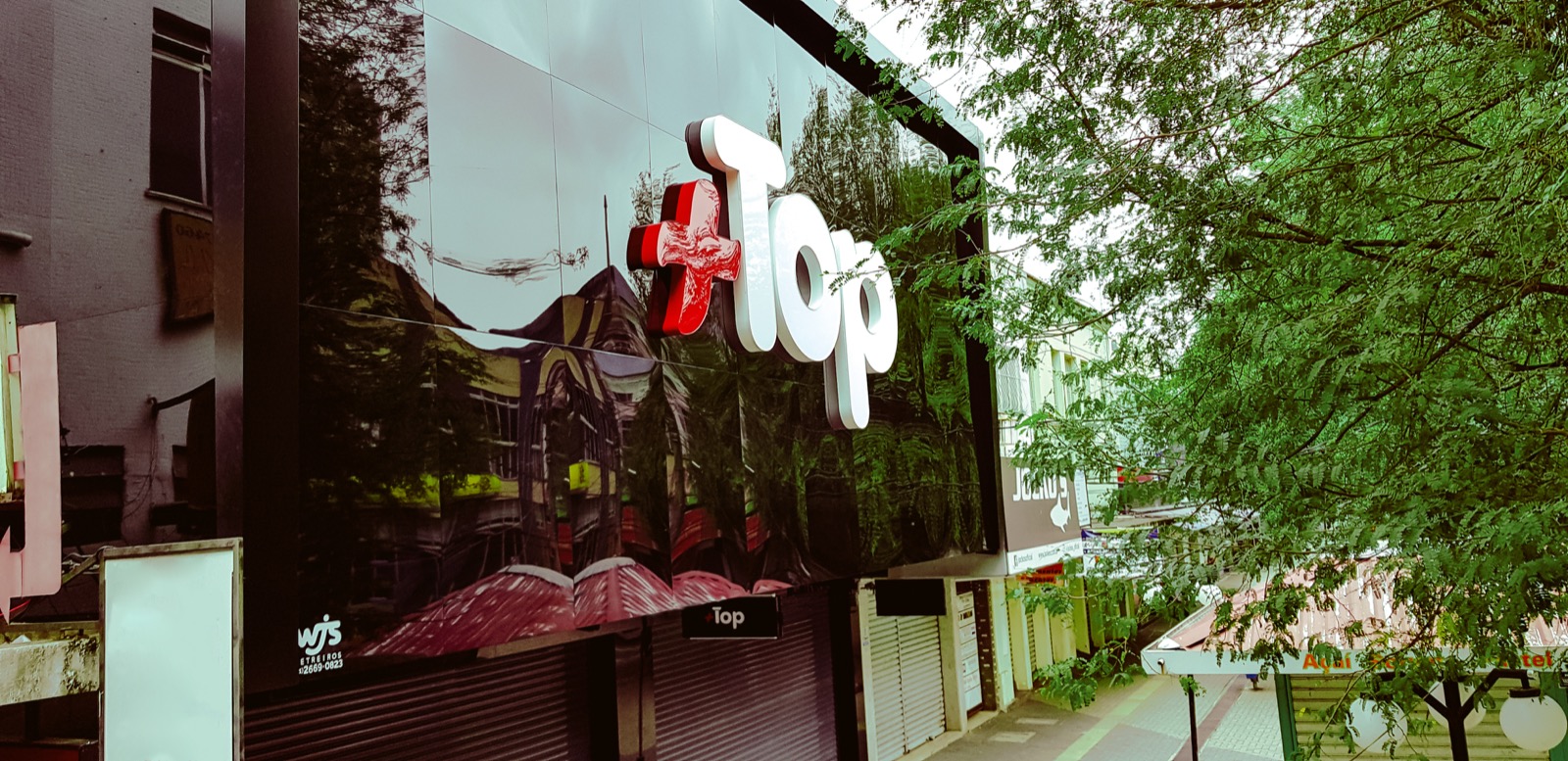 Letras caixa iluminadas na fachada da +Top — projeto Criart